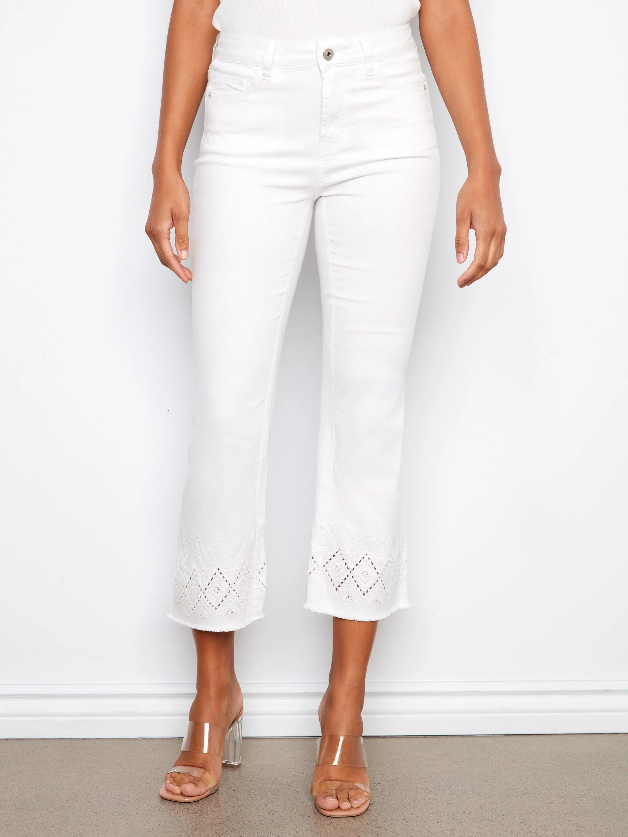 Charlie B. Ring Spun Flare Leg Denim mit Zigzag Stickerei Stil C5764