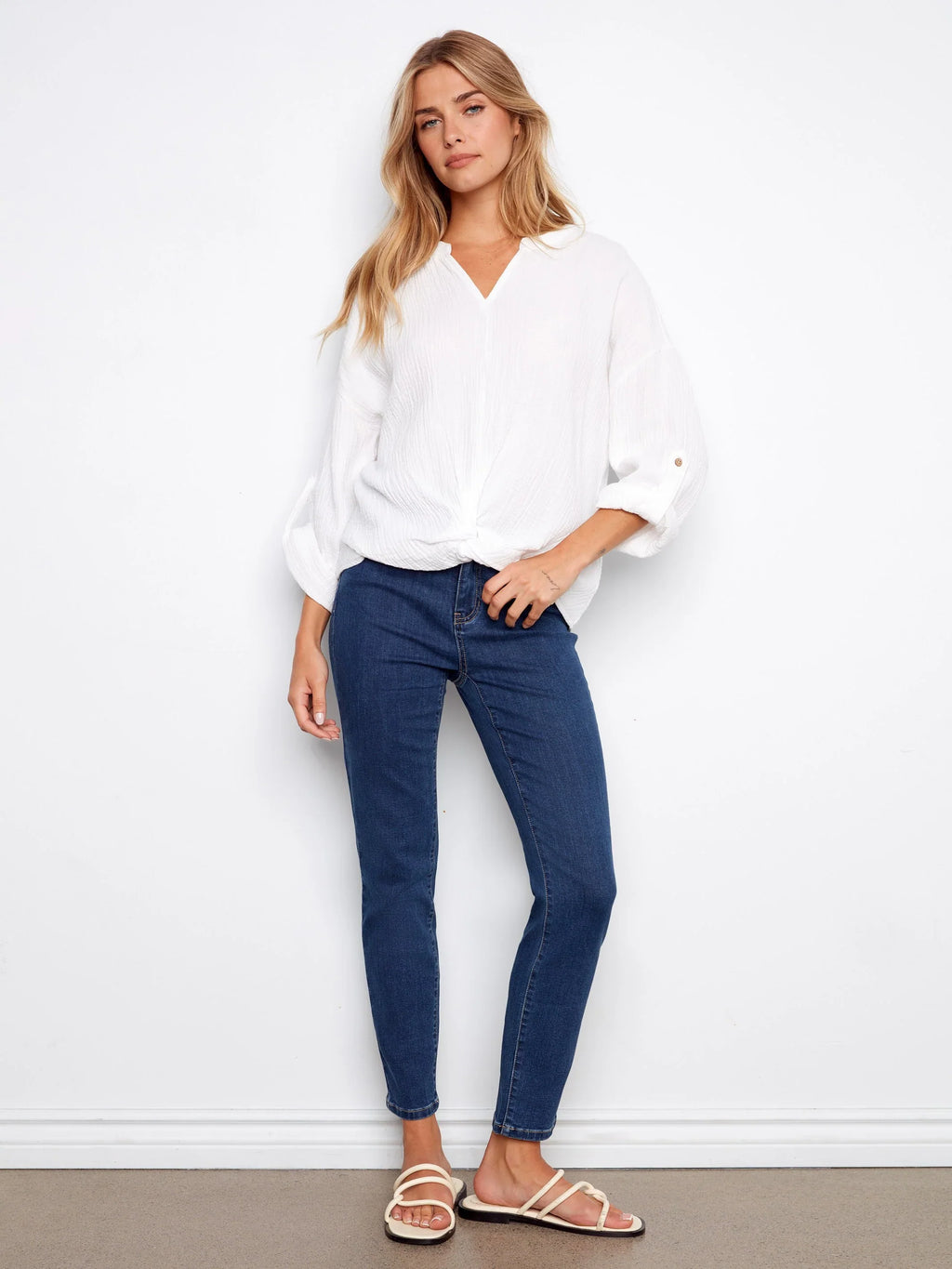 Charlie B. Long Roll Up Sleeve Split Neck Blouse mit Front Knot Detail Style C4495RR - Weiß
