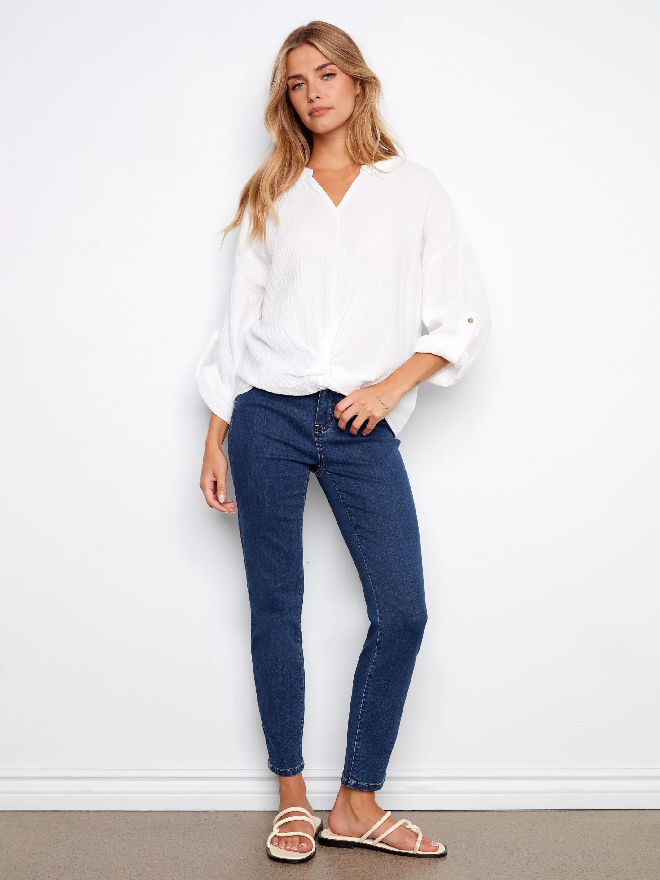 Charlie B. Long Roll Up Sleeve Split Neck Blouse mit Front Knot Detail Style C4495RR - Weiß