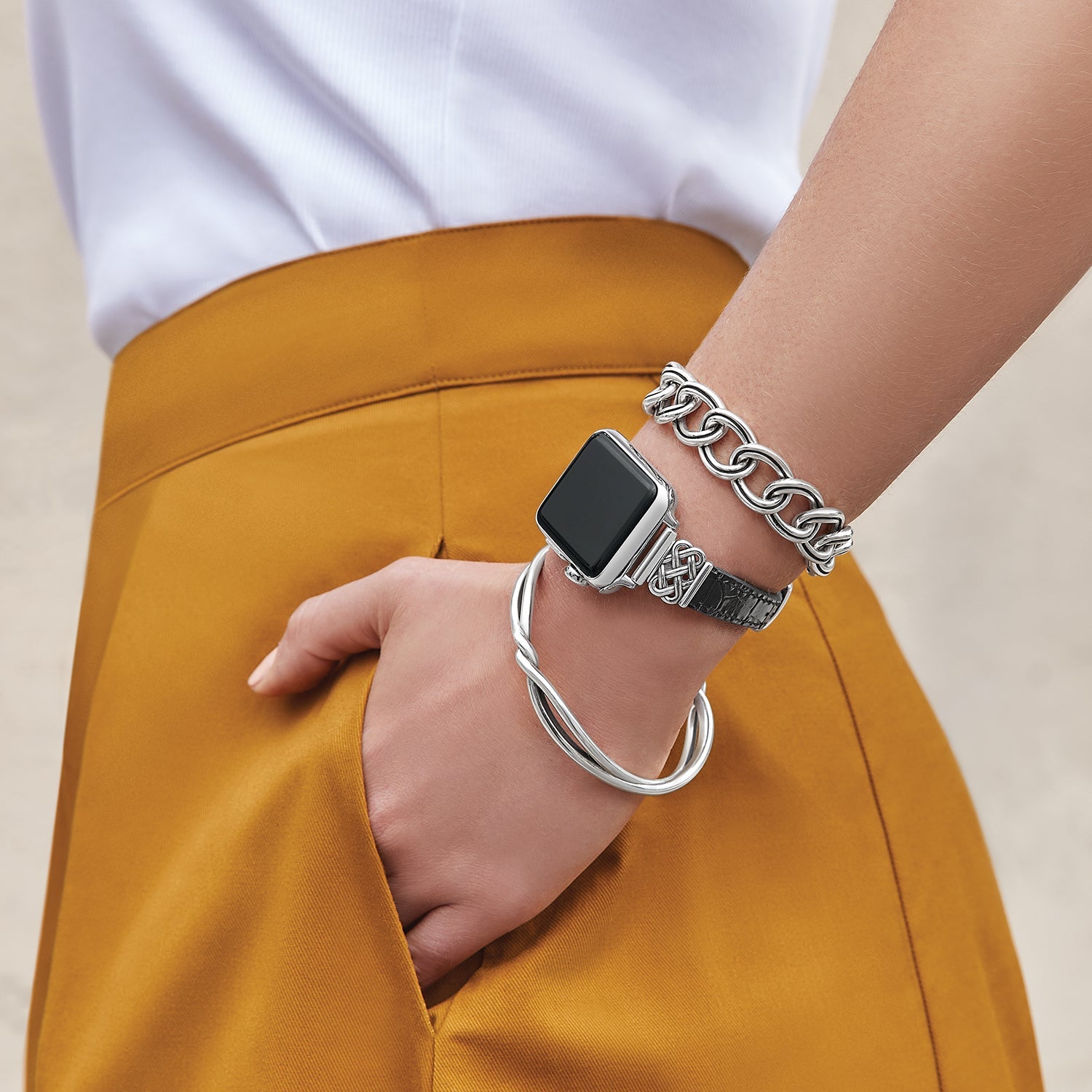 Brighton Interlok Reversible Leather Apple Watch® Band Style W20413 - Schwarz / Braun