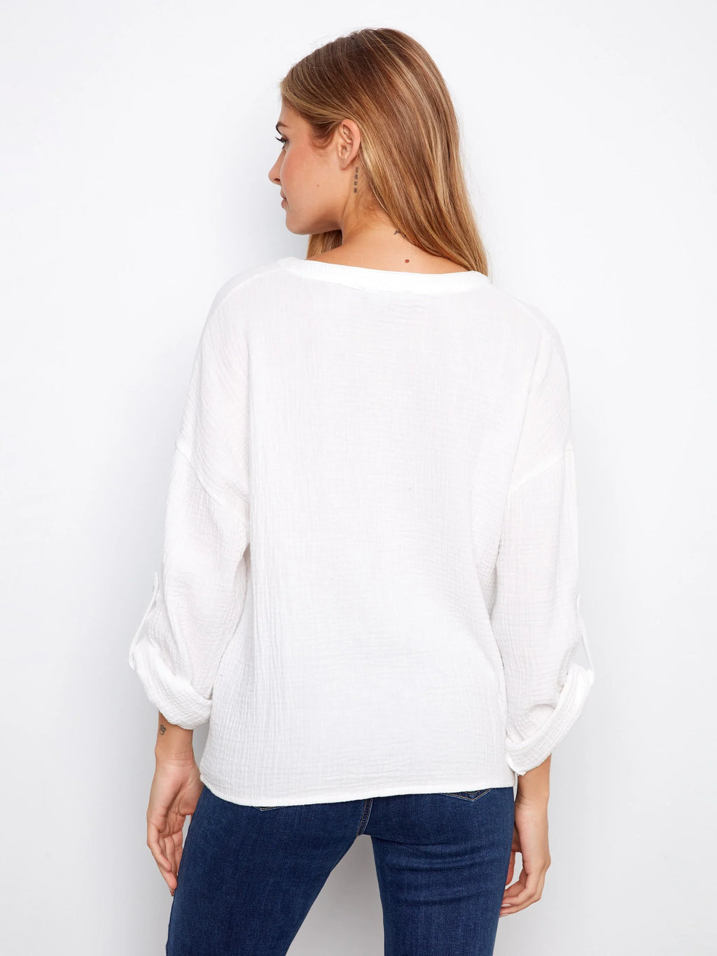 Charlie B. Long Roll Up Sleeve Split Neck Blouse mit Front Knot Detail Style C4495RR - Weiß