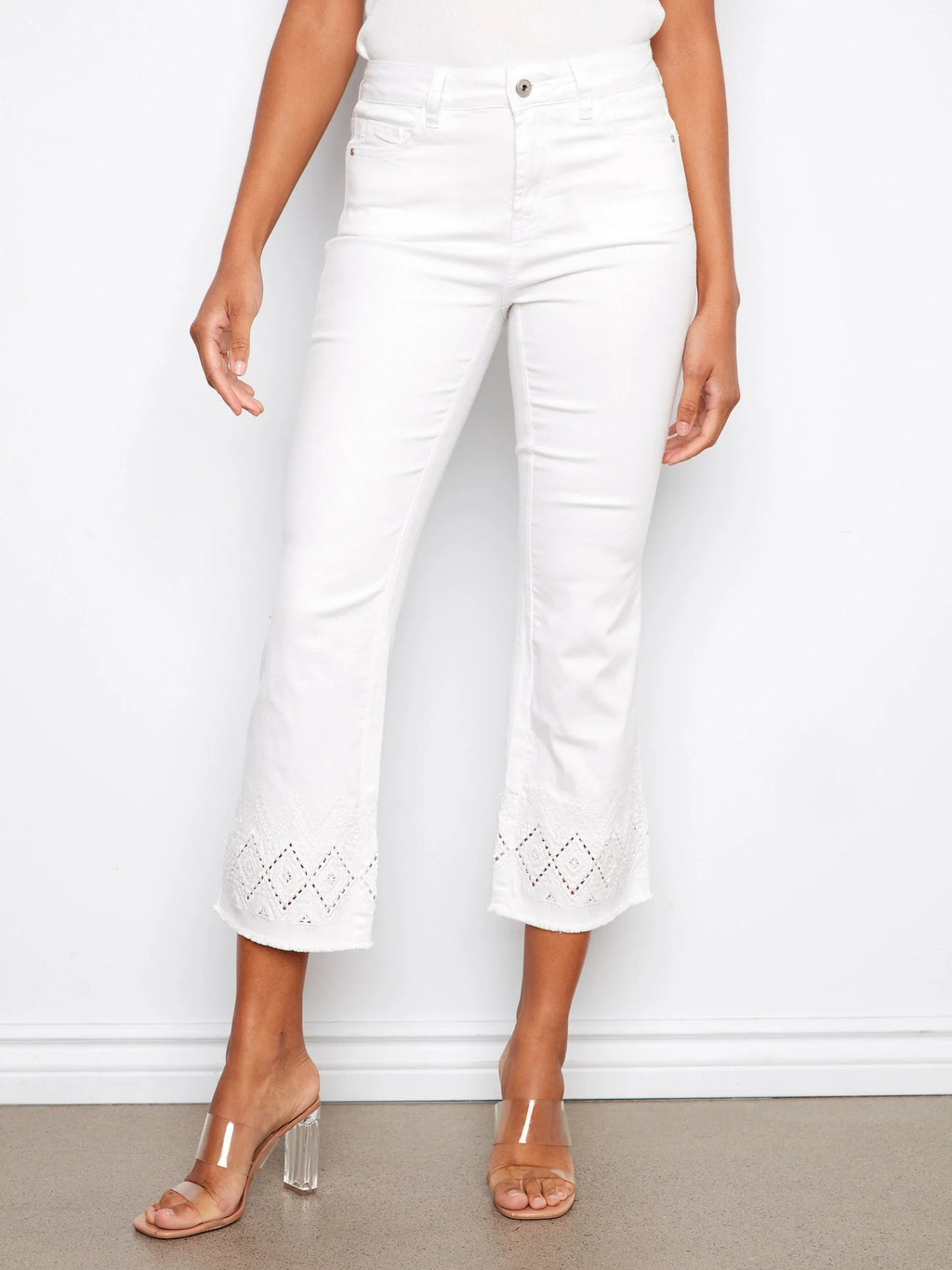 Charlie B. Ring Spun Flare Leg Denim mit Zigzag Stickerei Stil C5764