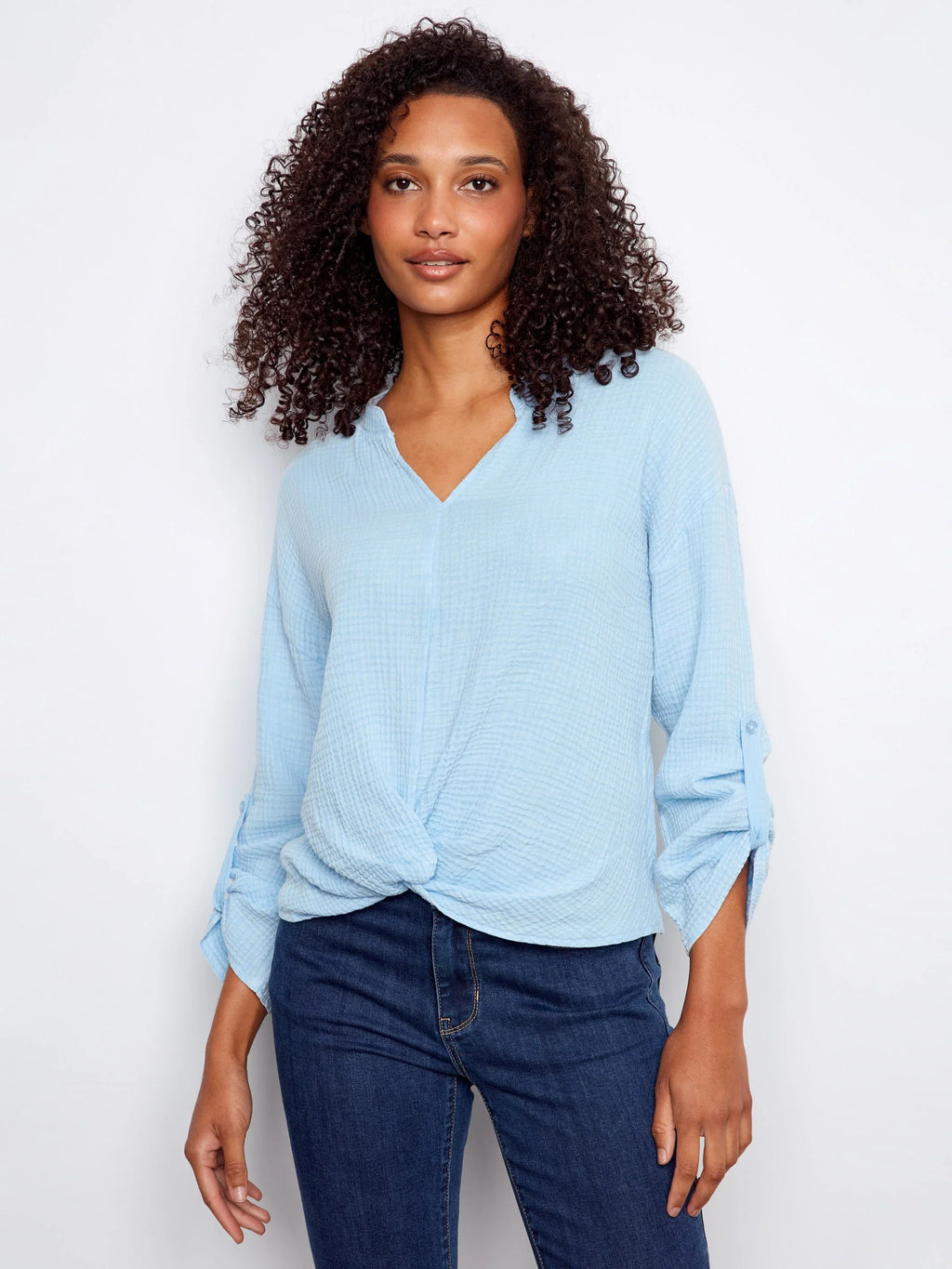 Charlie B. Long Roll Up Sleeve Split Neck Blouse mit Front Knot Detail Style C4495C - Bluebell