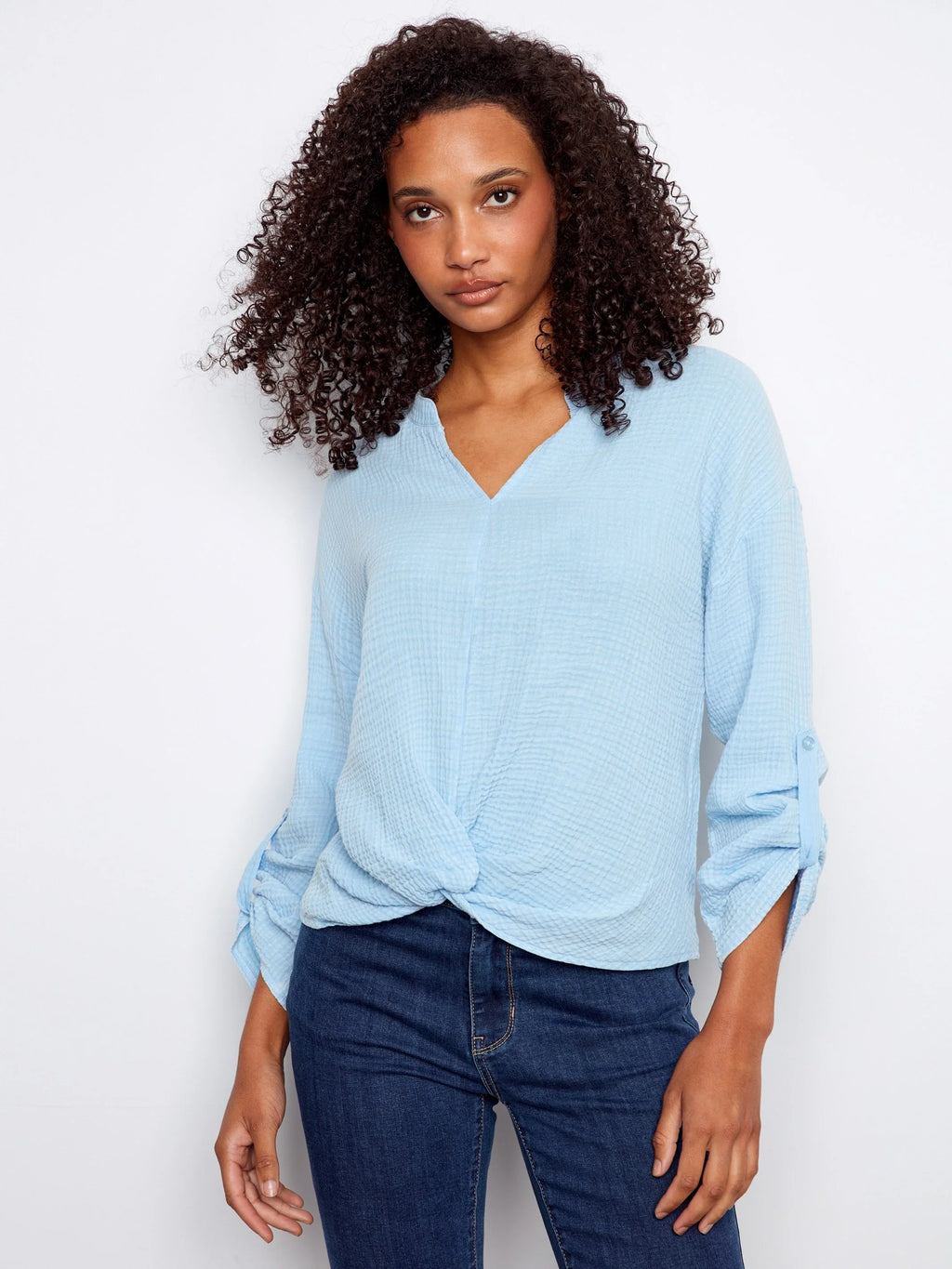 Charlie B. Long Roll Up Sleeve Split Neck Blouse mit Front Knot Detail Style C4495C - Bluebell