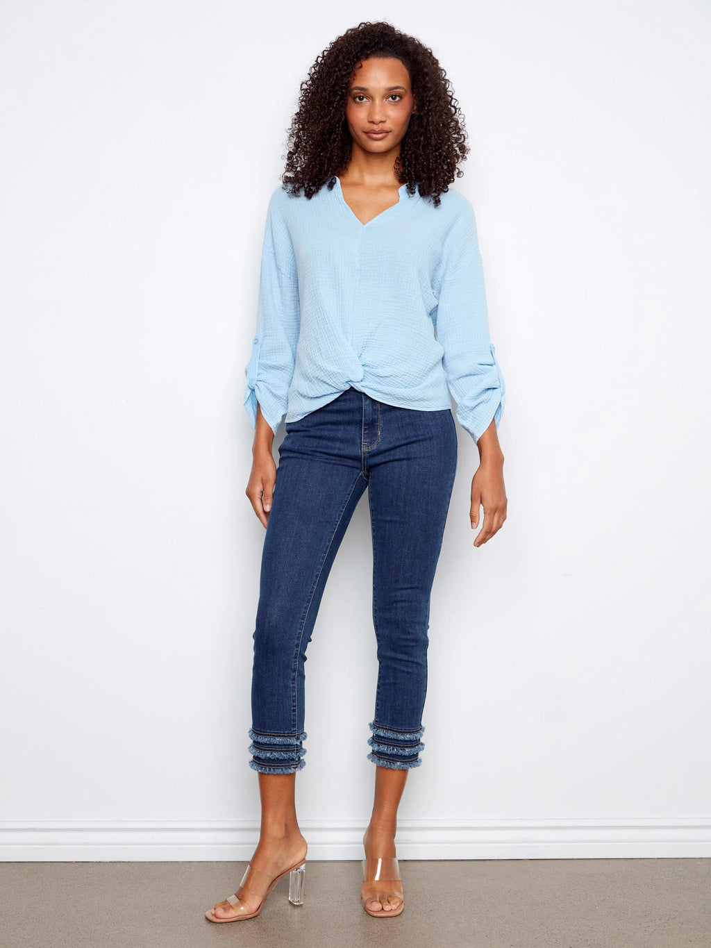 Charlie B. Long Roll Up Sleeve Split Neck Blouse mit Front Knot Detail Style C4495C - Bluebell