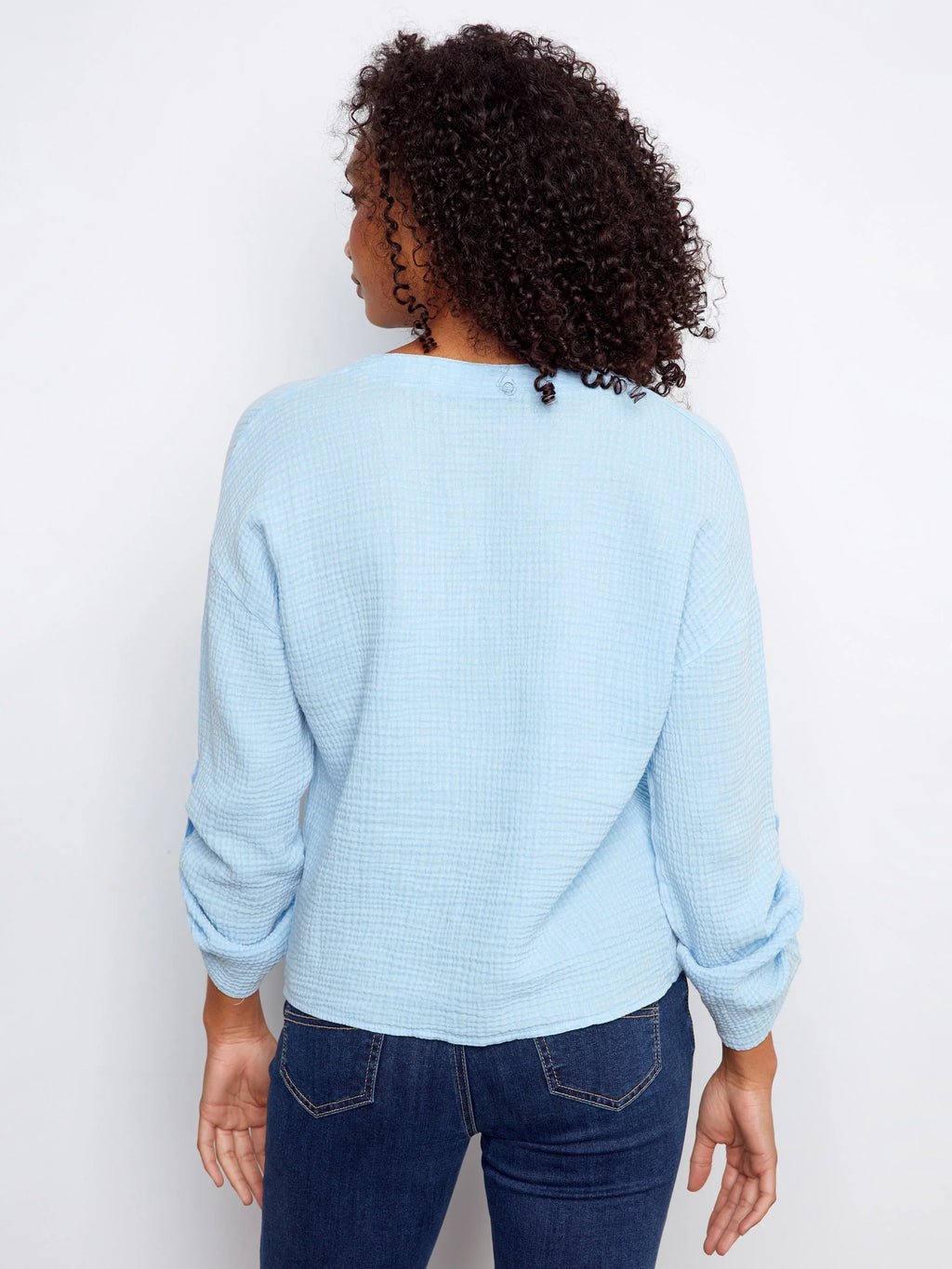 Charlie B. Long Roll Up Sleeve Split Neck Blouse mit Front Knot Detail Style C4495C - Bluebell