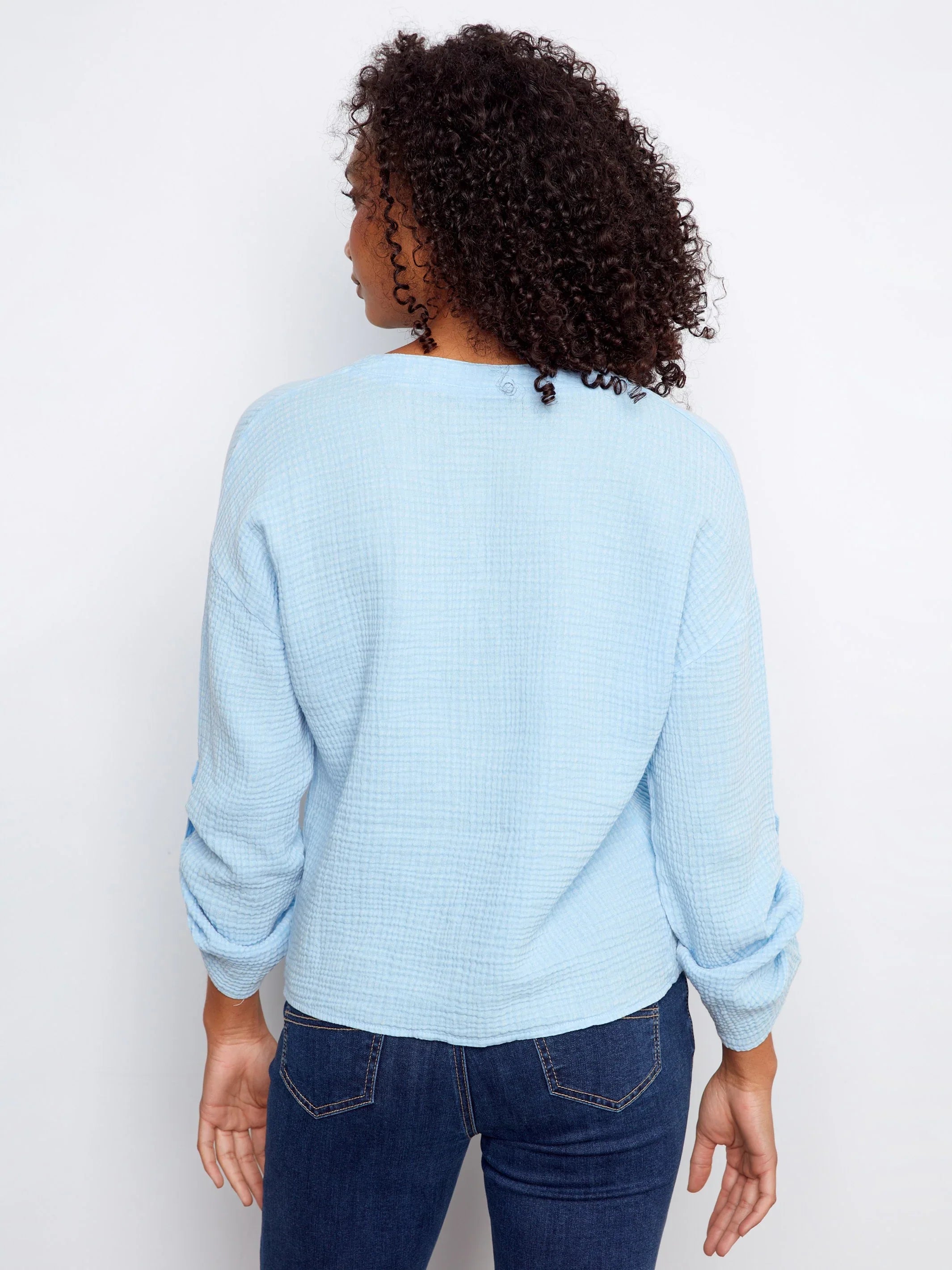 Charlie B. Long Roll Up Sleeve Split Neck Blouse mit Front Knot Detail Style C4495C - Bluebell
